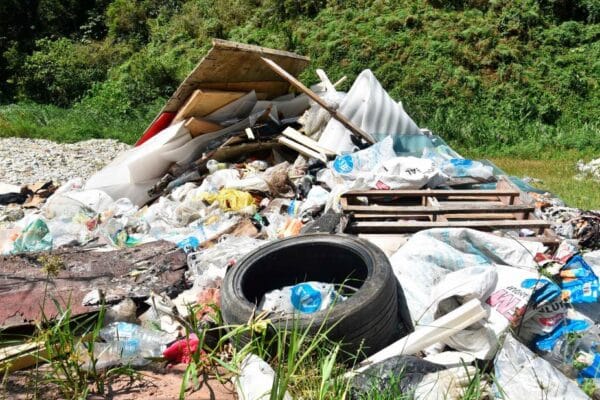 Hukuman Khidmat Masyarakat: Langkah Efektif Tangani Isu Pembuangan Sampah Sampah
