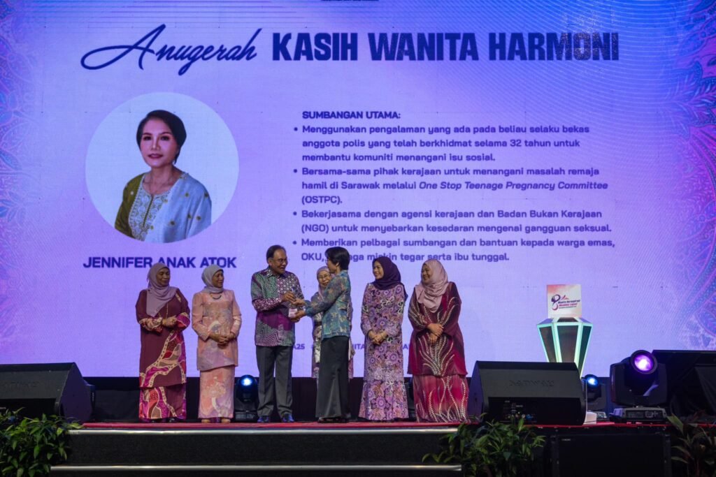 "Undi wanita memainkan peranan penting dalam menentukan landskap politik negara. Oleh itu, penyertaan mereka dalam arena politik perlu diperkukuhkan," ujarnya.
