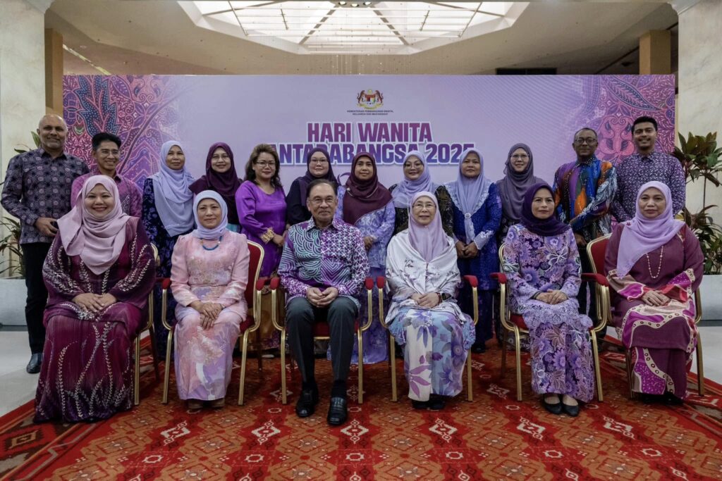 Seiring dengan tema sambutan pada tahun ini, Wanita Beraspirasi Membina Legasi, Anwar mengakui walaupun terdapat peningkatan lantikan wanita dalam jawatan utama bagi sektor awam (JUSA), kadar tersebut juga masih boleh diperbaiki pada masa hadapan.
