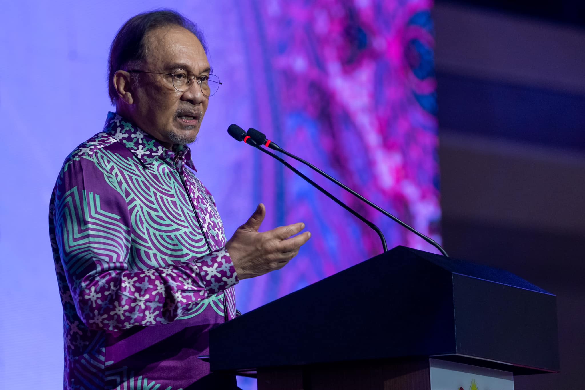 "Saya telah menggesa sejak tahun lalu bahawa sektor swasta juga perlu mengambil tanggungjawab dalam hal ini. Syarikat besar, termasuk syarikat kerajaan dan GLIC, perlu menilai mengapa jumlah wanita di peringkat tertinggi masih terlalu kecil,"