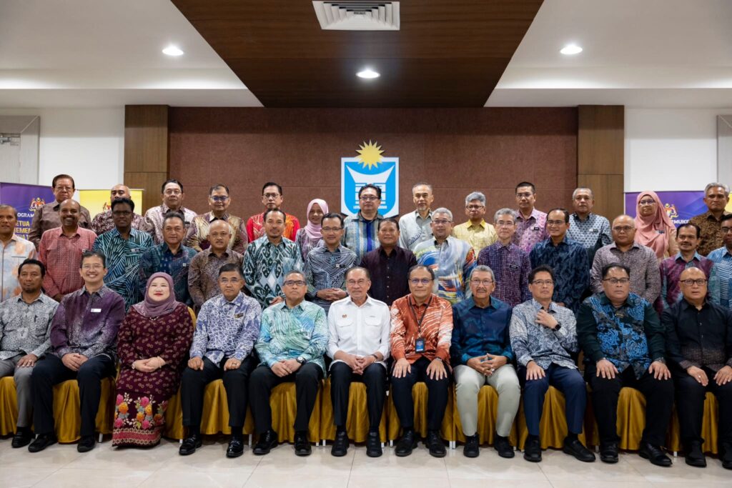 Beliau menaruh keyakinan penuh terhadap kepimpinan Ketua Setiausaha Negara, Tan Sri Shamsul Azri Abu Bakar, dalam menggerakkan perubahan yang diperlukan untuk kemajuan negara.