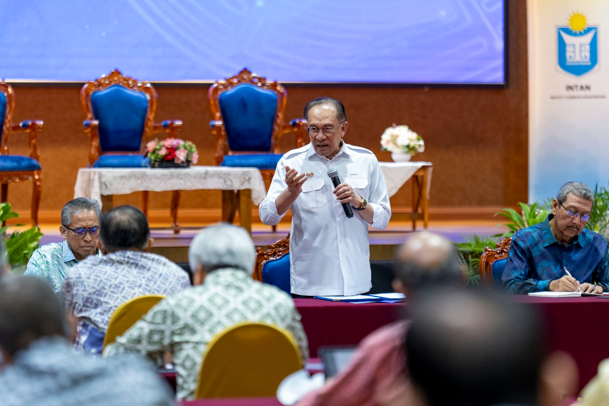 “Pada pagi ini, saya menghadiri Permukiman Ketua Setiausaha Kementerian dan Ketua Perkhidmatan sebagai kesinambungan daripada permukiman Jemaah Menteri yang telah berlangsung pada Januari lalu,” katanya dalam satu kenyataan rasmi di laman Facebook beliau.
