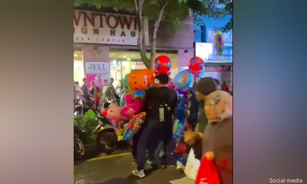 Seorang peniaga belon di ibu kota yang terlibat dalam pergelutan dengan penguat kuasa tampil memberikan keterangan mengenai situasi yang dialaminya. Kejadian ini mendapat perhatian luas selepas video insiden berkenaan tersebar di media sosial.