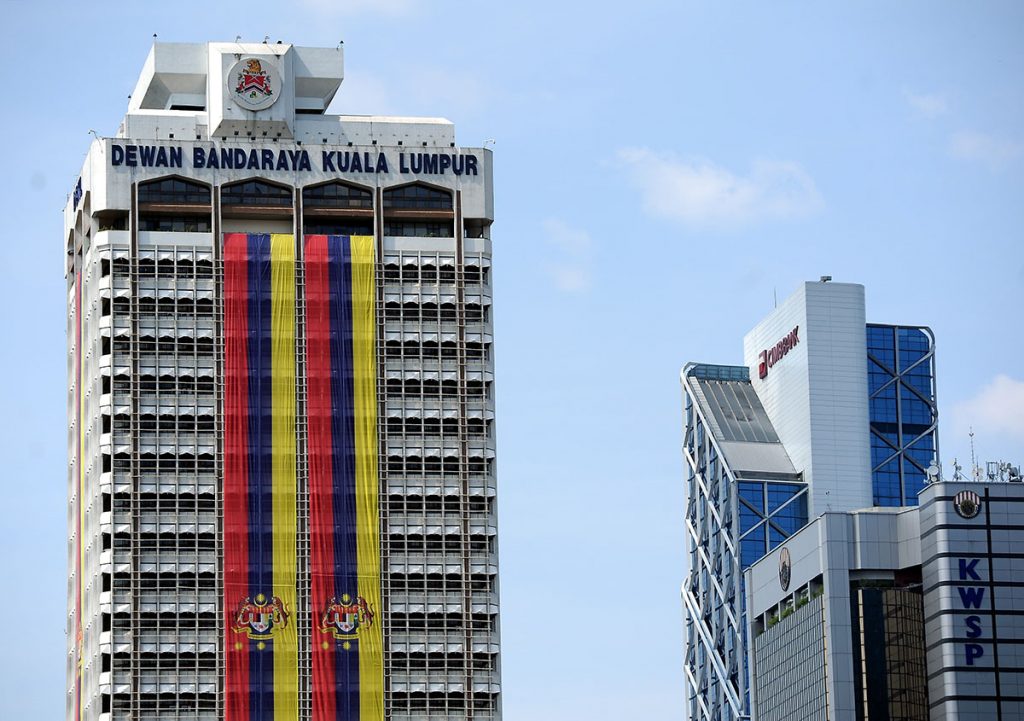 “Masalahnya, ada pihak yang memanipulasi isu agama untuk kepentingan sendiri. Saya tidak dapat membayangkan sebagai Perdana Menteri, saya akan merobohkan mana-mana rumah ibadat atau menghalang aktiviti keagamaan orang lain,” katanya selepas menunaikan solat Jumaat di Masjid Sultan Abdul Samad KLIA, Sepang.