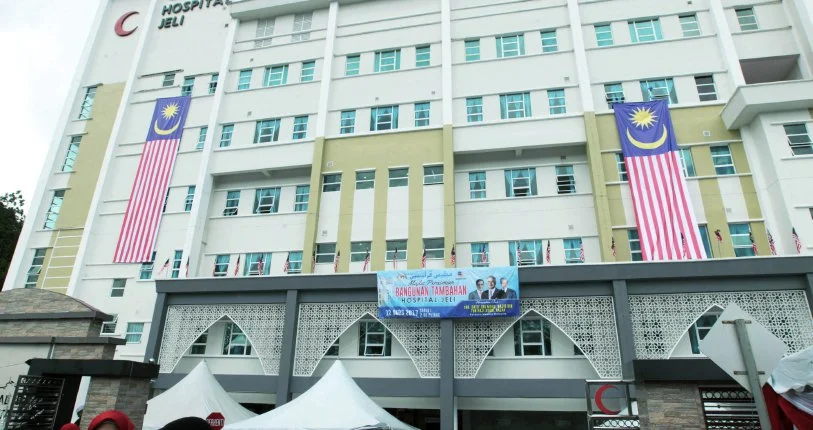 Tiga pelajar sebuah sekolah agama mengalami kecederaan apabila mercun yang mereka ubah suai meletup, mengakibatkan seorang daripada mereka kehilangan jari tangan. Kejadian ini sekali lagi menimbulkan kebimbangan mengenai bahaya pengubahsuaian bahan letupan tanpa kawalan.