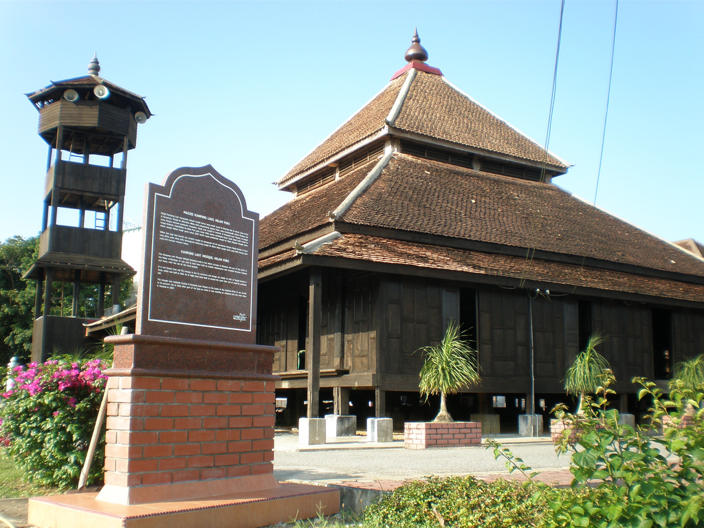 Sebagai salah satu masjid tertua di Malaysia, Masjid Kampung Laut bukan sahaja berperanan sebagai tempat ibadah, tetapi juga sebagai pusat pendidikan Islam sejak zaman dahulu. Ia menjadi tempat para ulama dan ilmuwan Islam menyampaikan ilmu kepada masyarakat, memperkukuhkan peranan masjid sebagai institusi sosial dan keagamaan.