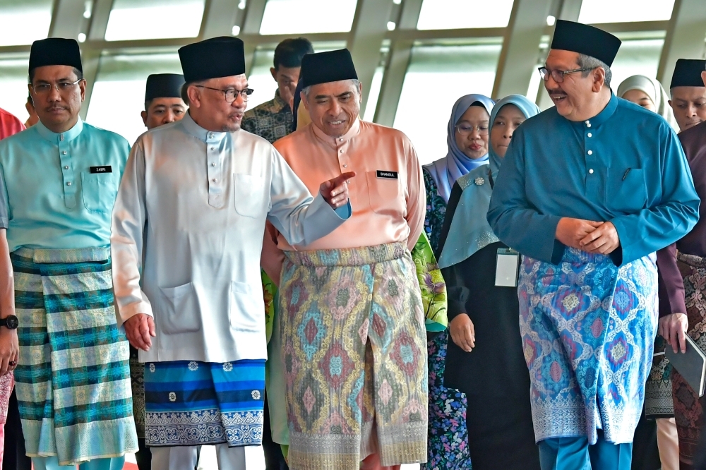 “Masalahnya, ada pihak yang memanipulasi isu agama untuk kepentingan sendiri. Saya tidak dapat membayangkan sebagai Perdana Menteri, saya akan merobohkan mana-mana rumah ibadat atau menghalang aktiviti keagamaan orang lain,” katanya selepas menunaikan solat Jumaat di Masjid Sultan Abdul Samad KLIA, Sepang.