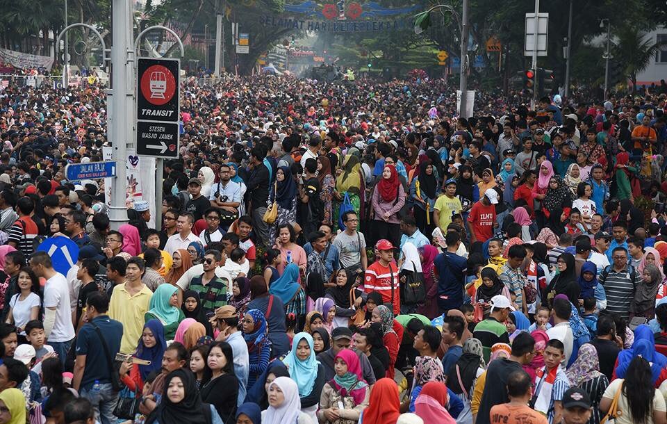 Inisiatif Pendapat Rakyat (IPR) turut diperkenalkan untuk melengkapkan program pembasmian kemiskinan yang dikendalikan oleh pelbagai kementerian dan agensi.