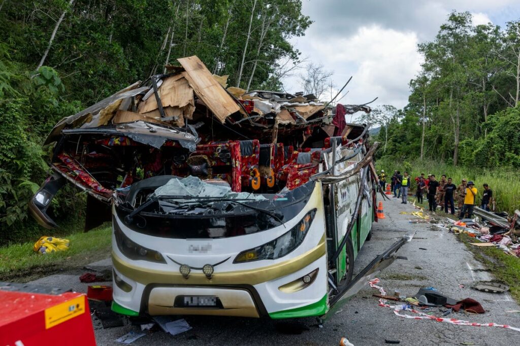 Kementerian Pengangkutan Malaysia (MOT) akan memperkenalkan sistem pangkalan data khusus untuk pemandu bas ekspres dan bas persiaran, yang mengandungi maklumat lengkap termasuk rekod prestasi dan disiplin mereka.