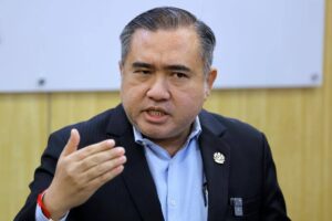 KUALA LUMPUR, 11 Jun – Kementerian Pengangkutan Malaysia (MOT) akan memperkenalkan sistem pangkalan data khusus untuk pemandu bas ekspres dan bas persiaran, yang mengandungi maklumat lengkap termasuk rekod prestasi dan disiplin mereka.