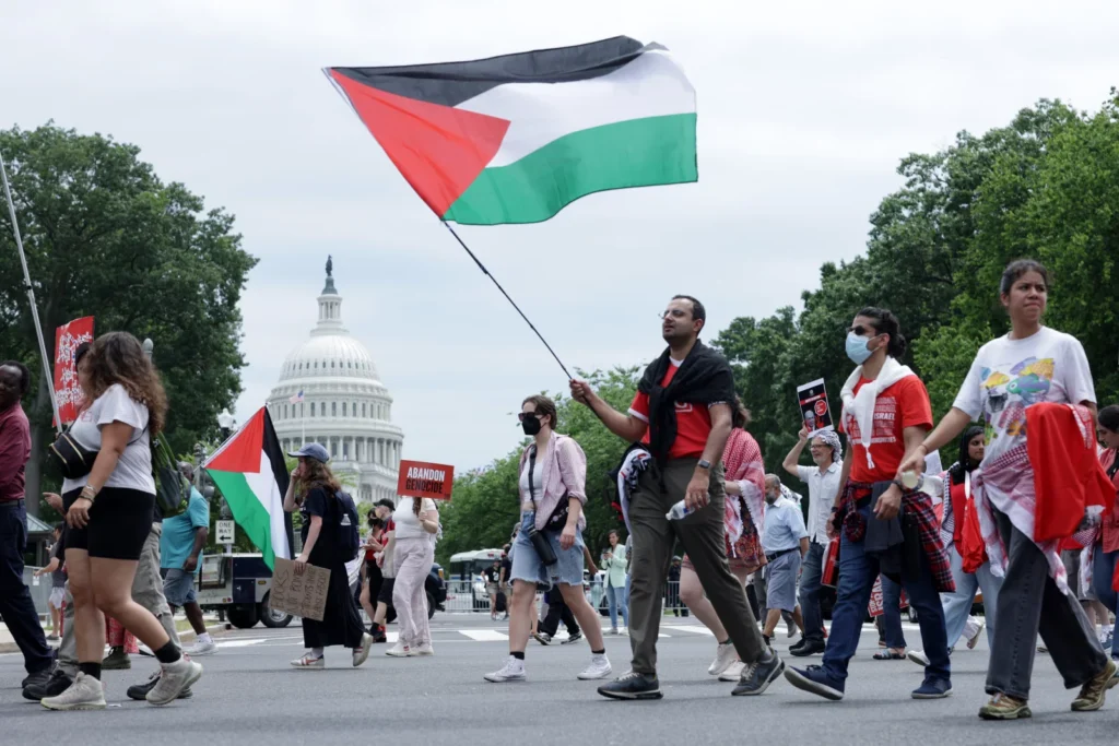 Buat pertama kali dalam lebih dua dekad, tinjauan tahunan oleh Gallup menunjukkan bahawa kurang daripada separuh rakyat Amerika Syarikat kini menyatakan simpati terhadap Israel dalam konflik berpanjangan dengan Palestin.