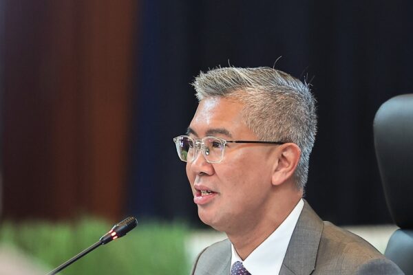 Tengku Zafrul dan Risiko Politik Pilihan Sendiri Dalam dunia politik, persepsi adalah segala-galanya. Ia bukan sahaja membentuk keyakinan rakyat terhadap seseorang pemimpin, tetapi juga menjadi asas penilaian terhadap keikhlasan, kesetiaan dan kewibawaan seorang tokoh politik.